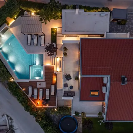 Bonavia - Crowoder Luxury Rent 扎达尔