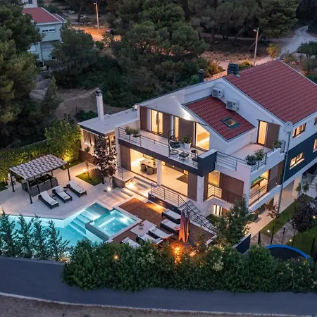 Bonavia - Crowoder Luxury Rent 扎达尔