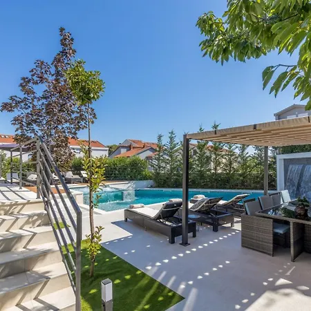 Bonavia - Crowoder Luxury Rent Villa